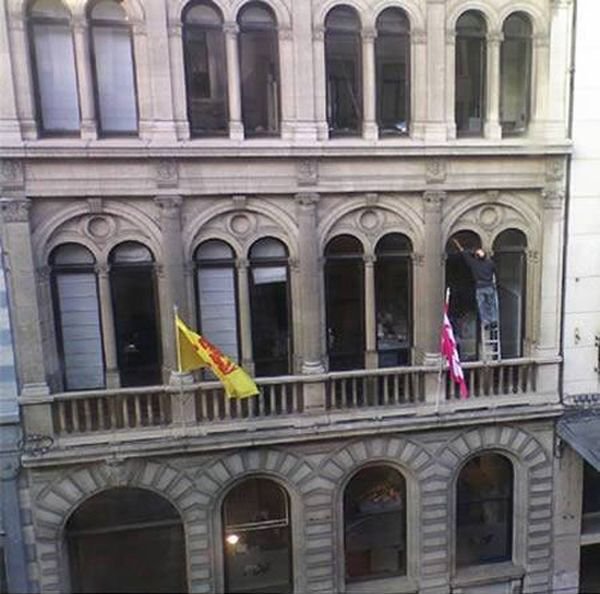 ����� ����